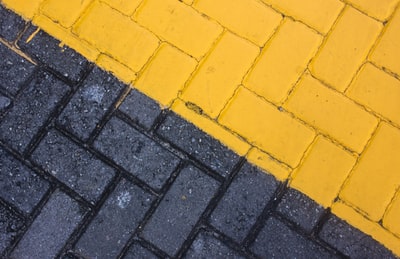 黑色和黄色砖
